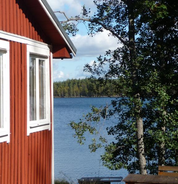 Lövudden - Boka en mysig liten stuga med stor avskild naturtomt 
på en egen udde vid den magnifika sjön Yngen, 2 bäddar, kanot och båt